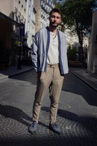 С чем носить синие низкие кеды из плотной ткани мужчине