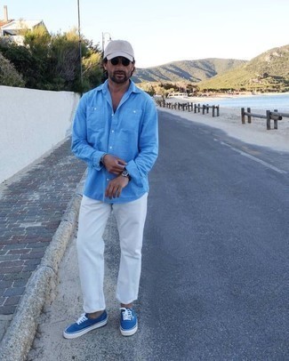 С чем носить синие низкие кеды из плотной ткани мужчине