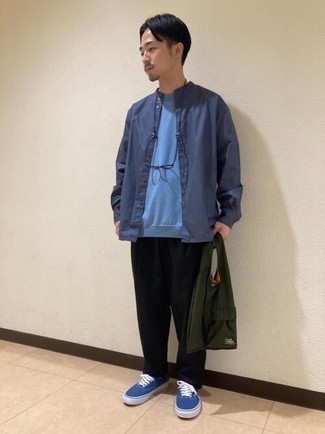 С чем носить синие низкие кеды из плотной ткани мужчине