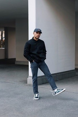 С чем носить синие низкие кеды из плотной ткани мужчине