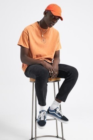 С чем носить синие низкие кеды из плотной ткани мужчине