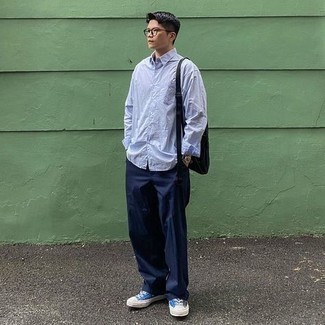 С чем носить синие низкие кеды из плотной ткани мужчине