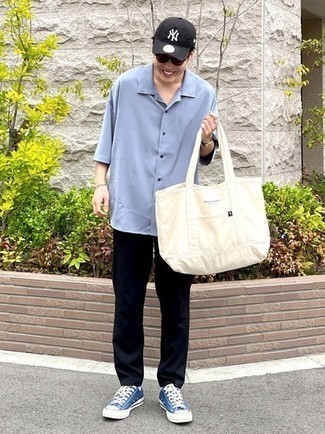 С чем носить синие низкие кеды из плотной ткани мужчине