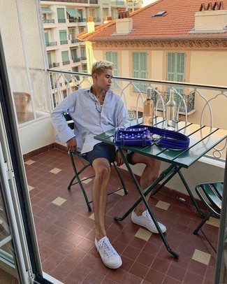 С чем носить синюю сумку почтальона из плотной ткани