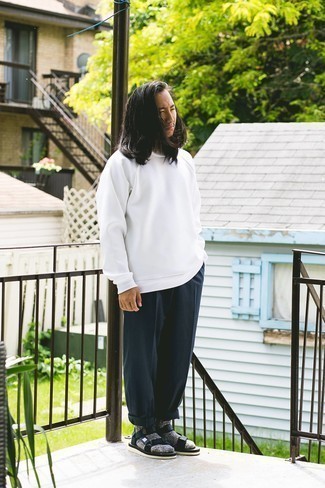 С чем носить синие сандалии из плотной ткани мужчине