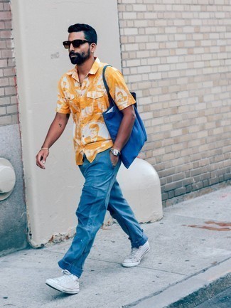 С чем носить синюю большую сумку из плотной ткани мужчине