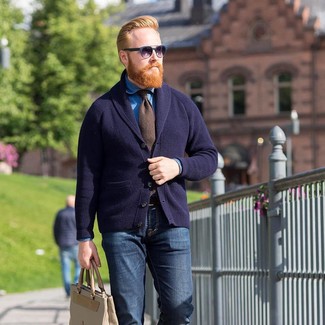 Как носить синий кардиган с синими джинсами мужчине