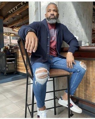 Как носить синий кардиган с синими джинсами мужчине