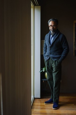 Какие ботинки дезерты носить с синим кардиганом