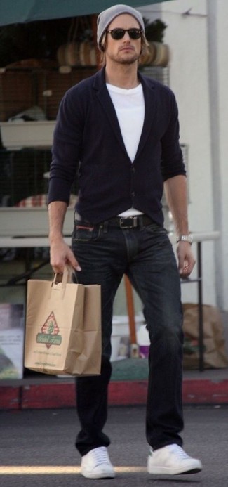 Какие низкие кеды носить с синим кардиганом мужчине