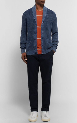 Какие низкие кеды носить с синим кардиганом мужчине