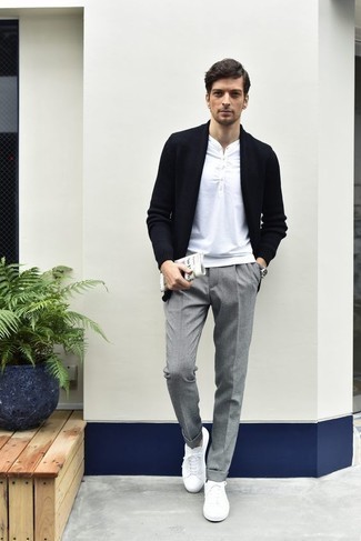 Какие низкие кеды носить с синим кардиганом мужчине