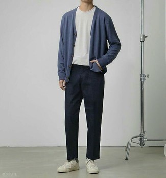 Как носить синий кардиган с темно-синими брюками чинос