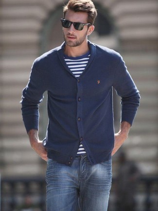 Как носить синий кардиган с темно-синими джинсами мужчине