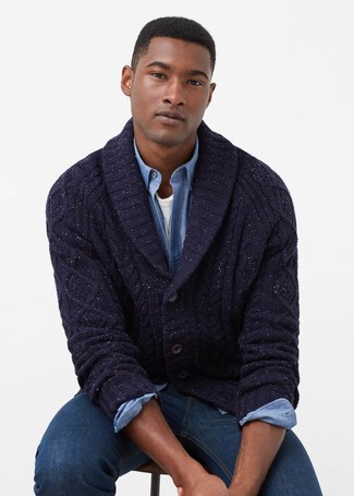 Как носить синий кардиган с темно-синими джинсами мужчине