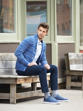 Как носить синий кардиган с темно-синими джинсами мужчине
