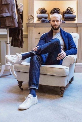 Как носить синий кардиган с темно-синими джинсами мужчине