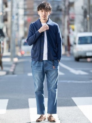 Как носить синий кардиган с темно-синими джинсами мужчине