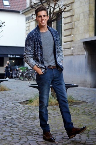 Как носить синий кардиган с темно-синими джинсами мужчине
