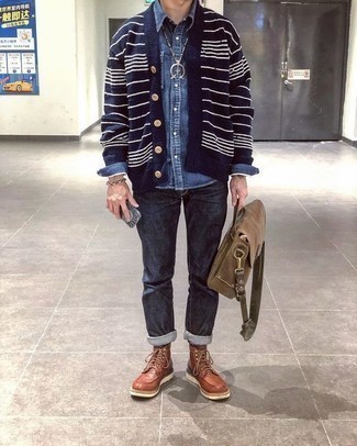 Как носить синий кардиган с темно-синими джинсами мужчине