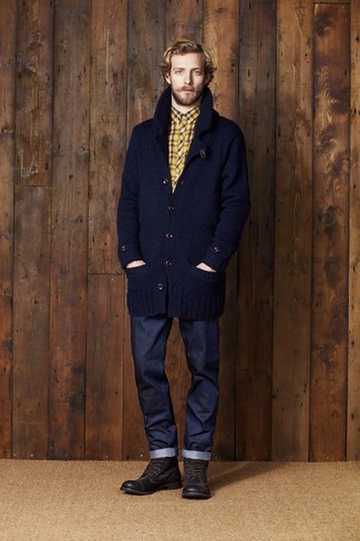 Как носить синий кардиган с темно-синими джинсами мужчине