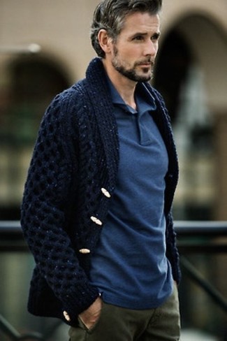 Какие футболки-поло носить с синим кардиганом мужчине