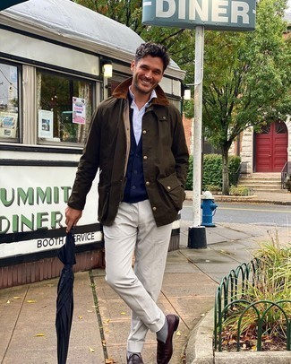 Какие футболки-поло носить с синим кардиганом мужчине