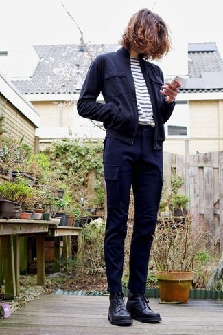 Какие бомберы носить с синими брюками карго