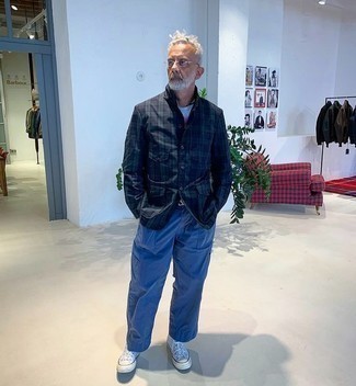 С чем носить синие брюки карго