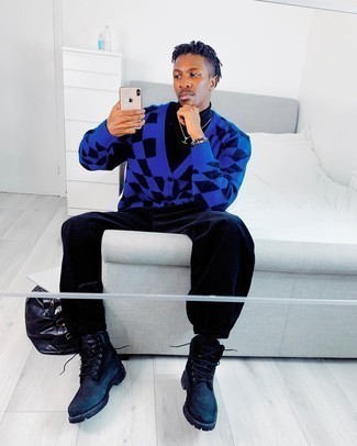 Какие водолазки носить с синими повседневными ботинками мужчине