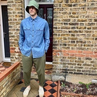 С чем носить синюю рубашку с длинным рукавом из шамбре мужчине