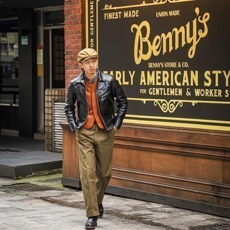 С чем носить синюю рубашку с длинным рукавом из шамбре мужчине