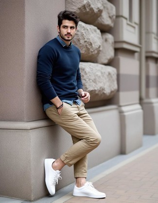 С чем носить синюю рубашку с длинным рукавом из шамбре мужчине