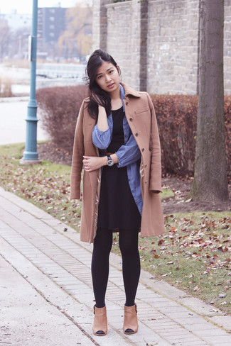 С чем носить синюю рубашку из шамбре женщине