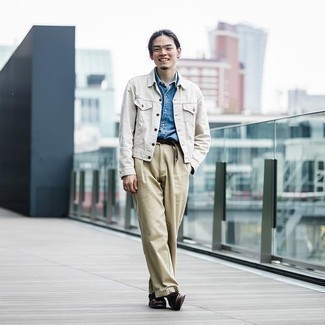 С чем носить синюю рубашку с коротким рукавом из шамбре мужчине