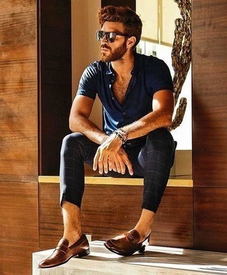 С чем носить синие брюки чинос в клетку