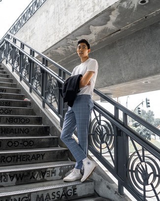 С чем носить синие брюки чинос в клетку