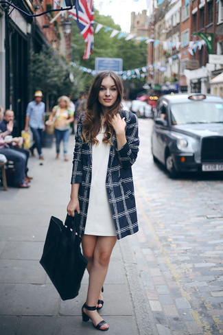 С чем носить синее пальто в клетку женщине