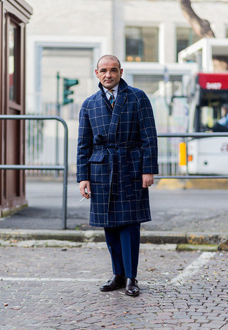 С чем носить синее длинное пальто в клетку