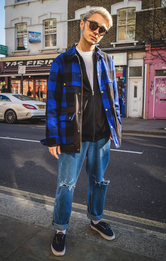 С чем носить синюю куртку-рубашку в клетку мужчине