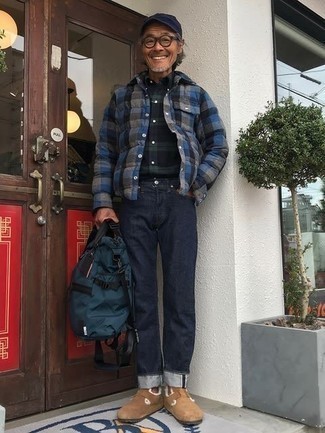 С чем носить синюю куртку-рубашку в клетку мужчине