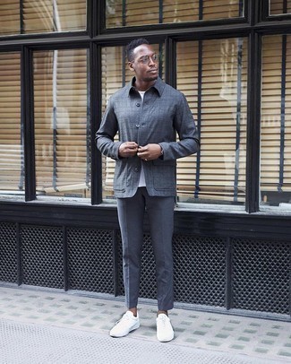 С чем носить синюю куртку-рубашку в клетку мужчине