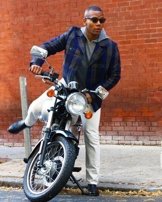 С чем носить синюю куртку-рубашку в клетку мужчине