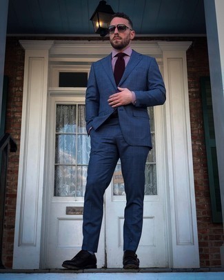 Как носить синий костюм в клетку с черными кожаными монками