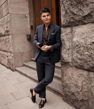 Как носить синий костюм в клетку с коричневыми кожаными лоферами