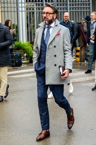 Как носить синий костюм в клетку с коричневыми кожаными монками