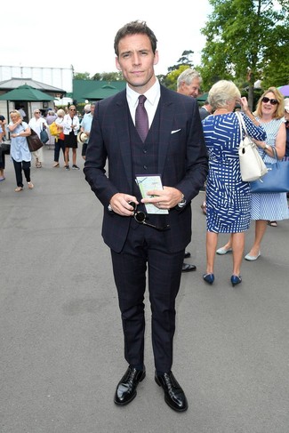 С чем носить синий костюм-тройку в клетку