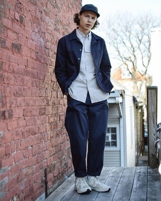 Какие кроссовки носить с синими брюками чинос