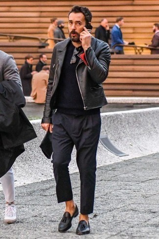 Какие косухи носить с синими брюками чинос