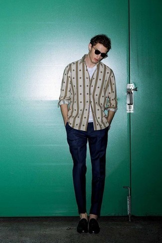 Как носить синие брюки чинос с черными кожаными лоферами